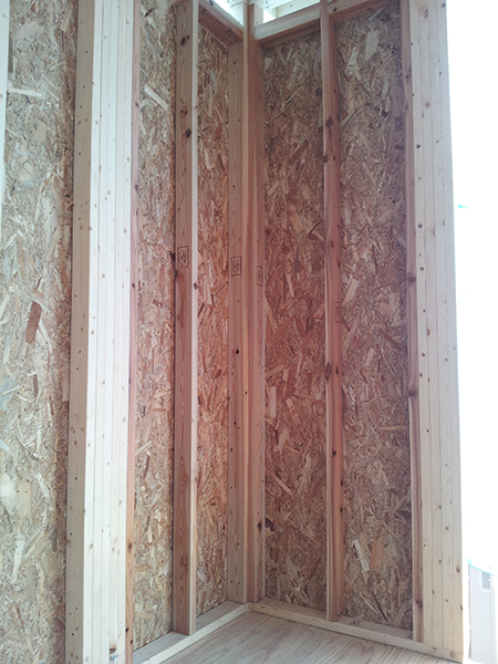 2013年/国産材を使用したパネルを開発、2014年/全棟に国産材2×4を標準使用開始